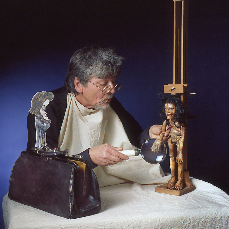 Arzt untersucht Wolfsjungen aus DER WOLFSJUNGE, Foto: &copy; Rainhard Gottschalck